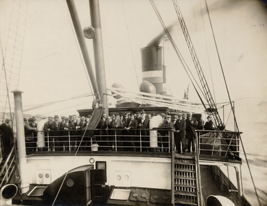 93 Groepsfoto van de bemanning op de brug van de veerboot (mailboot) Prinses Juliana van de Stoomvaart Maatschappij Zeeland
