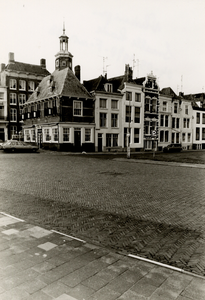 933 Gezicht op het Beursgebouw aan het Beursplein (links) en rechts daarvan de huizen aan de Smalle Kade