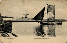 936 'Vlissingen. Binnenkomende Visschersschuit' Arnemuids vissersschip bij de ingang van de Vissershaven met op de ...