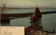 939 'Reede de Vlissingen' Arnemuidse vissersboot voor de ingang van de Vissershaven met op de achtergrond de Oranjemolen
