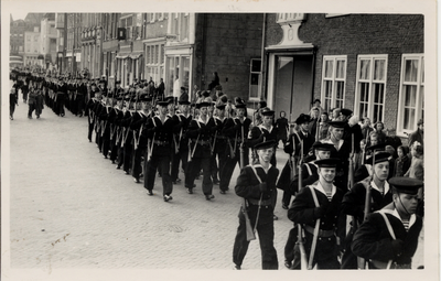 951 Parade land- en zeemacht op de Nieuwendijk