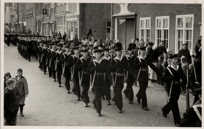 952 Parade land- en zeemacht op de Nieuwendijk