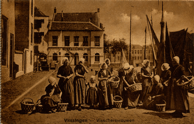 959 'Vlissingen - Visschersvrouwen' Op de Ballastkade met op de achtergrond het politiebureau. Van links naar rechts ...