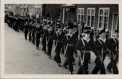 961 Parade land- en zeemacht op de Nieuwendijk