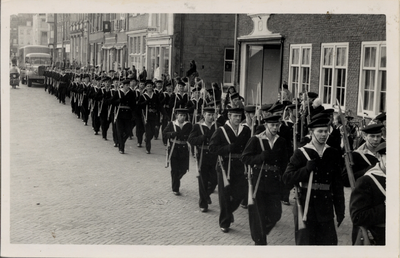 966 Parade land- en zeemacht op de Nieuwendijk