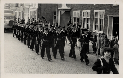 967 Parade land- en zeemacht op de Nieuwendijk