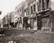 970 Tweede Wereldoorlog. De Nieuwendijk na de bevrijding. Alle panden hebben oorlogsschade