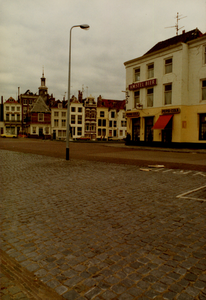 983 Vanaf de Nieuwendijk gezicht op van links naar rechts: het Beursplein met Beursgebouw, de panden aan de Smalle Kade ...