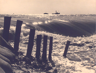 99 Tweede Wereldoorlog. Inundatie van Walcheren, het gat in de Nolledijk. De dijk is op 7 okt. 1944 gebombardeerd