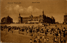 5044 'Zeebad Vlissingen Grand Hotel' Het badstrand op de achtergrond het Grand Hotel des Bains (later Britannia) op ...