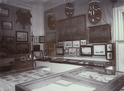 5102 Oudheidskamer in het Stadhuis aan de Houtkade. Tentoonstelling over Vlissingen in 1894.
