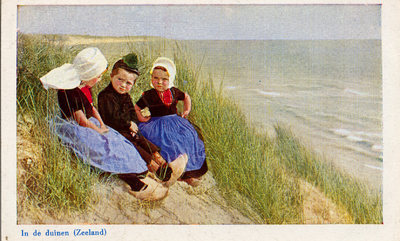 5211 'In de duinen (Zeeland)' Kinderen in Zeeuwse klederdracht
