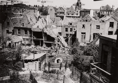 5220 Tweede Wereldoorlog. Gezicht vanaf Boulevard de Ruyter, op de achterzijde van verwoeste panden in de ...