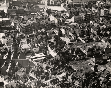 5237 Luchtfoto Vlissingen. Een gedeelte van de stad met links de Sint Jacobskerk en rechts daarvan de Oude Markt. Boven ...