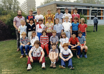 5263 Klas 5 van de Martinusschool in Oost-Souburg. Op de bovenste rij van links naar rechts onderwijzer L. Speckens, ...