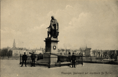 5274 'Vlissingen, Boulevard met standbeeld De Ruijter'Standbeeld M.A. de Ruyter, Keizersbolwerk, Boulevard de Ruyter.