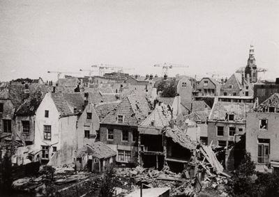 5280 Tweede Wereldoorlog. Gezicht vanaf Boulevard de Ruyter, op de achterzijde van verwoeste panden in de ...