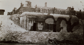 5343 Tweede Wereldoorlog. Duitse bunker aan de Zandweg met op de achtergrond hotel Britannia
