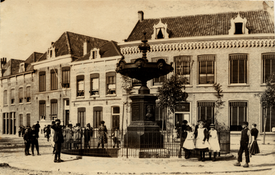 5420 Gedenkteken voor Betje Wolff en Aagje Deken, onthuld op 24 juli 1884 door G.N. de Stoppelaar. Achter de fontein de ...