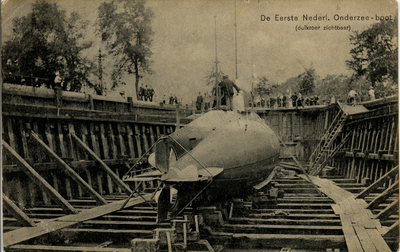 5437 'De Eerste Nederl. Onderzee-boot (duikroer zichtbaar)' De Luctor et Emergo in het Droogdok. Gebouwd door de Kon. ...