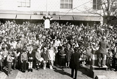 5454 Vlissingen viert Koninginnedag. Aubade op de Oude Markt door honderden schoolkinderen