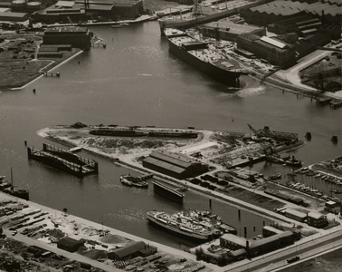 5469 Luchtfoto van Vlissingen. de Tweede Binnenhaven met in de haven enkele schepen van de Provinciale ...