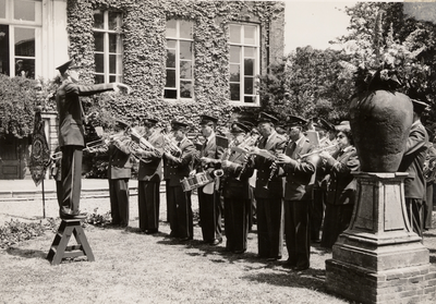 5502 Muziekcorps St. Caecilia tijdens de ontvangst van de nazaten van Michiel de Ruyter in de tuin van het Stadhuis aan ...