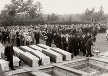 5546 Tweede Wereldoorlog. Begrafenis op de Noorderbegraafplaats van de slachtoffers van H.Ms. Bulgia, gezonken in de ...