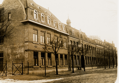 5630 Op 7 jan. 1913 werd het ziekenhuis aan de Van Dishoeck- straat officieel geopend (grenzend aan het R.K. wees- ...