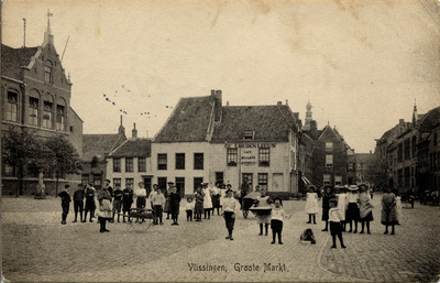 5673 'Vlissingen, Groote Markt'. De Grote Markt en de Breestraat. Links de openbare lagere school en in het midden café ...