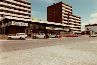 5676 Hotel Britannia op Boulevard Evertsen. De laagbouw werd in 1955 geopend als café-restaurant en in 1960 het hoge ...