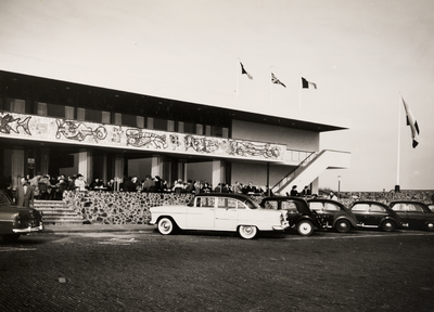 5684 Het na de oorlog 1940-1945 gebouwde hotel Britannia. Dit gedeelte t.w. het hotel-restaurant en de toneelzaal werd ...