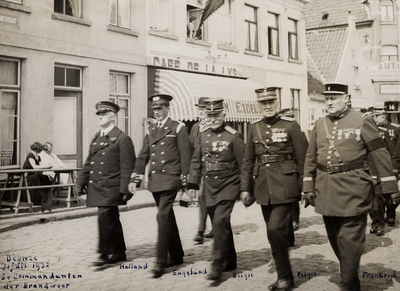 5692 Brandweercorpsen in Deinze in België. De commandanten van de brandweer. Uiterst links commandant Agterberg van de ...
