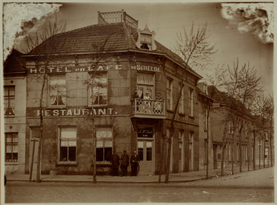 5694 Hotel en café-restaurant de Schelde, eigendom van A.W. Smits jr. later alleen café. Op 24-4-1942 werd het café ...