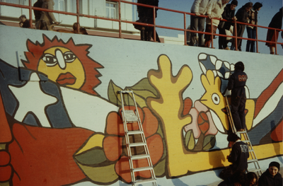 5707 De Chileense schildersgroep 'Ramona Parra' brengt een muurschildering aan op de muur van het Badstrand te ...