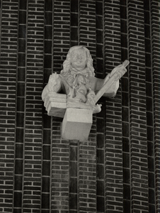 5726 Borstbeeld van M.A. de Ruyter in de grote hal van het Stadhuis op het Stadhuisplein.