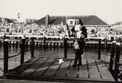 5732 Historische landing in de Voorhaven (Koopmanshaven). Michiel de Ruyter zet voet aan wal