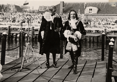 5736 Historische landing in de Voorhaven. De zojuist gelande Michiel de Ruyter wordt verwelkomd door Johan de Wit