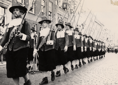 5740 De dag van de historische landing. Een vendel musketiers en piekeniers gevolgd door Michiel de Ruyter en Johan de ...