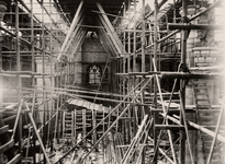 5770 De grote brand van de St. Jacobskerk en -toren op 5 sept. 1911. Op de foto het herstelwerk van de uitgebrande St. ...