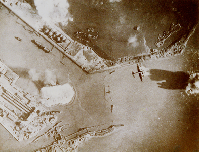 5793 Luchtfoto van Vlissingen. Bombardement op het Buitenhavengebied en de omgeving van de sluizen. Walcheren staat ...