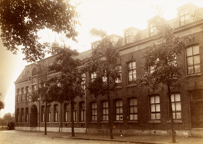 5802 Op 7 jan. 1913 werd het ziekenhuis aan de Van Dishoeck- straat officieel geopend (grenzend aan het R.K. wees- ...