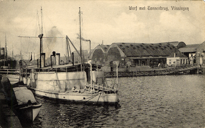 5805 Koninklijke Maatschappij de Schelde (KMS). 'Werf met Tonnenbrug, Vlissingen'. Op de voorgrond het wachtschip ...