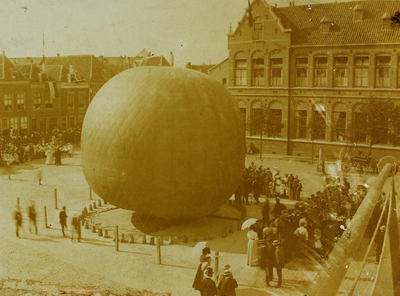 5821 Het oplaten van de luchtballon op de Grote Markt, ter gelegenheid van de verjaardag van Koningin Wilhelmina. De ...
