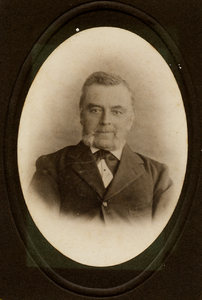 5841 Dhr. P.J. Mortier, regent van het Burger Weeshuis te Vlissingen van 1898 tot 6 september 1916 tevens zijn ...