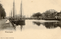 5867 'Vlissingen' De Dokhaven gezien vanaf de Dokkade. Rechts de Houtkade met het stadhuis (Van Dishoeckhuis)