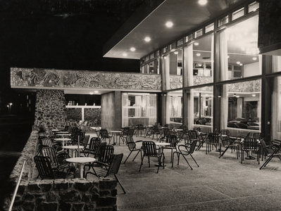 5886 Het na de oorlog 1940-1945 opnieuw gebouwde hotel Britannia. Dit gedeelte t.w. het café-restaurant en de ...