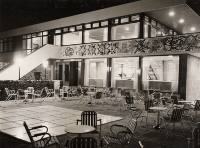 5887 Het na de oorlog 1940-1945 opnieuw gebouwde hotel Britannia. Dit gedeelte t.w. het café-restaurant en de ...