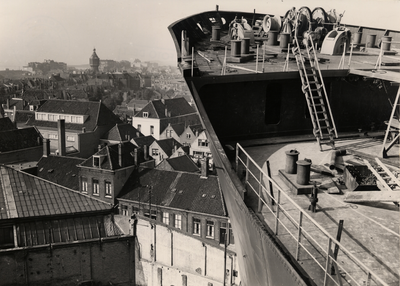 5914 Luchtfoto van Vlissingen. Het schip de Naess Tiger op de helling van de Koninklijke Maatschappij de Schelde. Op de ...