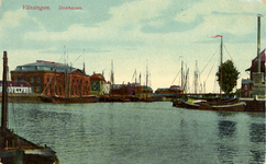 5925 'Vlissingen. Dokhaven' De Dokhaven gezien in de richting van de Marinebrug. Links ziet men het Groot Arsenaal